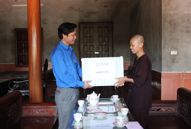 Đoàn Thanh niên cơ quan Bộ Nội vụ thăm và tặng quà cho các cháu bé được nuôi dưỡng ở chùa Trăm Gian